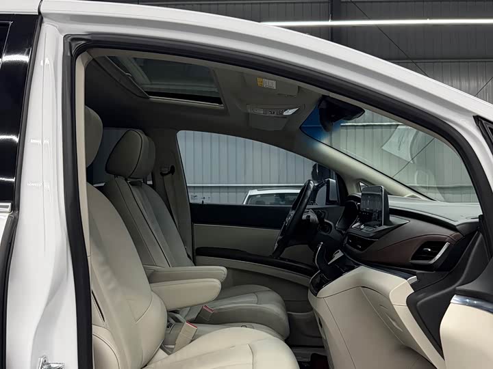 Photo 5 - Buick GL8 ES