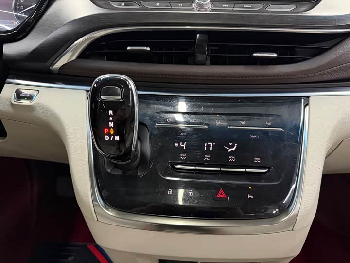 Photo 7 - Buick GL8 ES