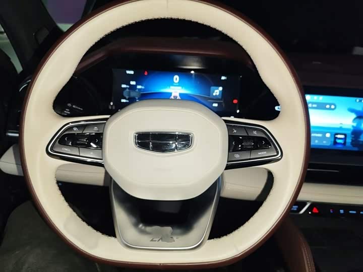 Фото 3 - Geely Monjaro