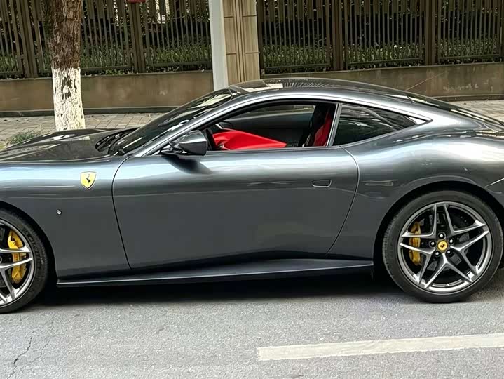 Фото 2 - Ferrari Roma