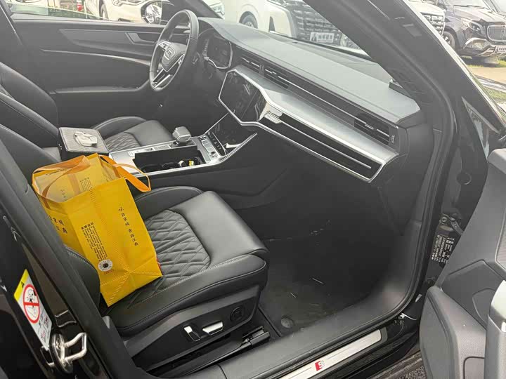 Фото 4 - Audi A6L
