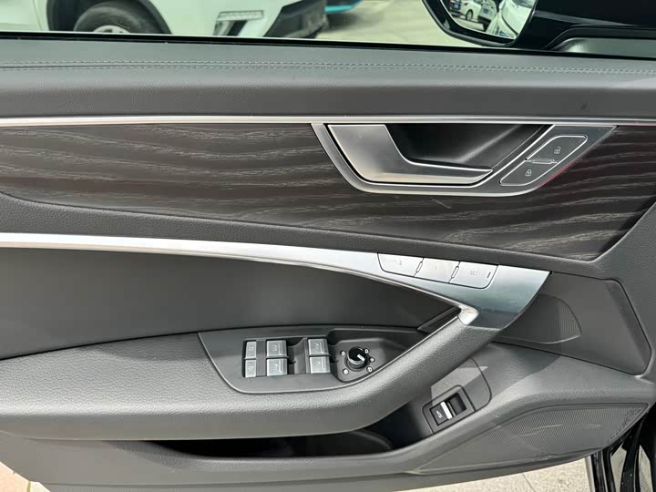 Фото 6 - Audi A6L