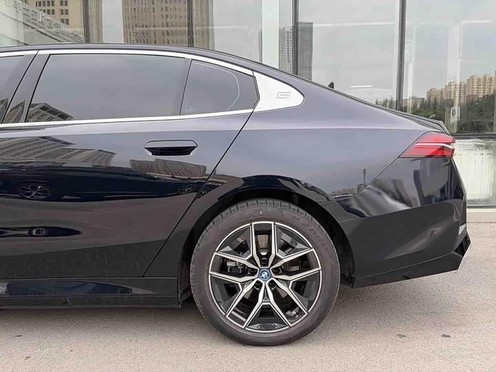 Фото 3 - BMW i5