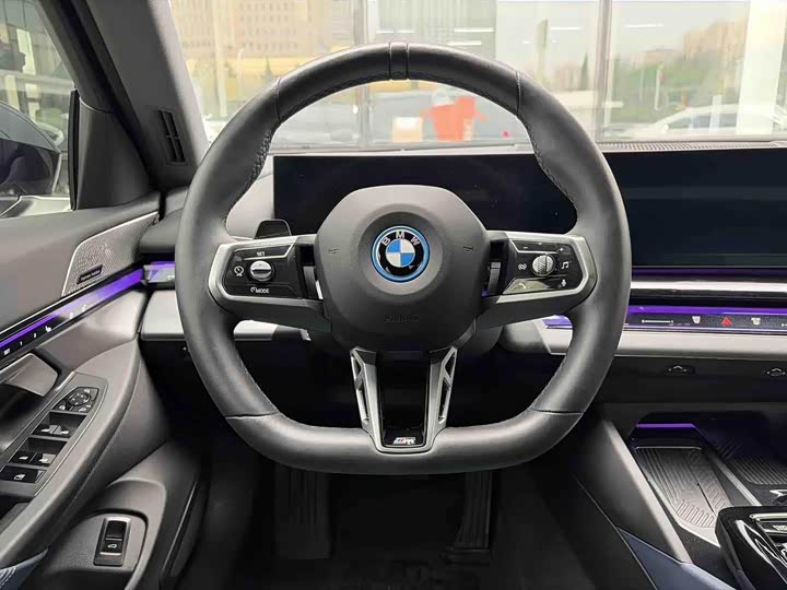 Фото 8 - BMW i5