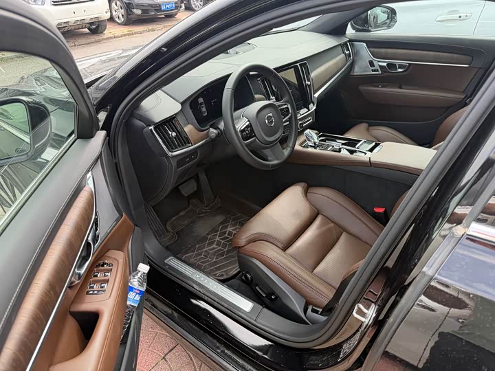 Volvo S90 Hybrid 2025 2025款 插电式混动 四驱长续航智雅豪华版