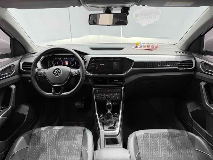 Photo 8 - Volkswagen T-Cross