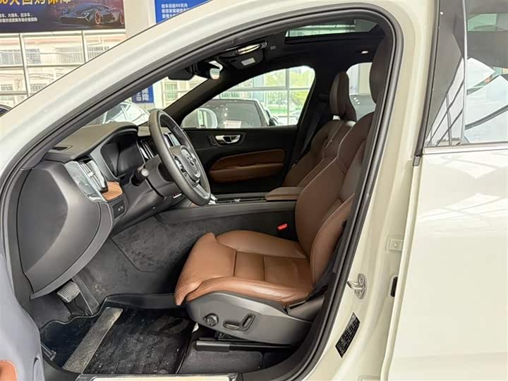 Zdjęcie 5 - Volvo XC60 Hybrid