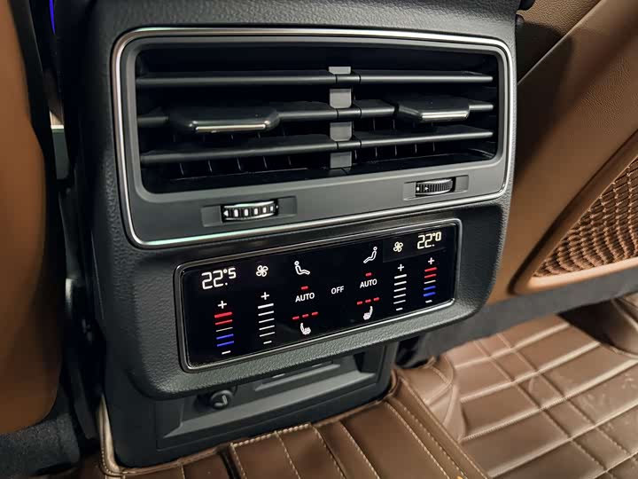 Фото 7 - Audi Q8