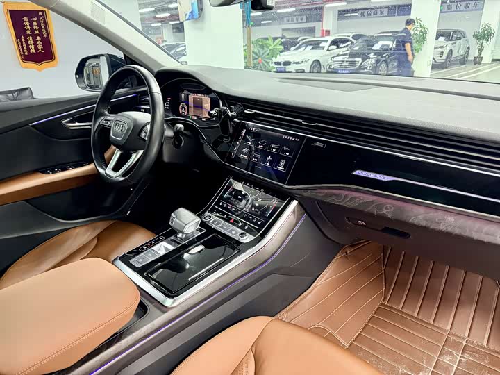 Фото 9 - Audi Q8