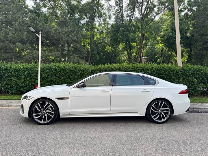 Jaguar XF L 2024 2024款 2.0T P300 四驱旗舰运动鎏金版