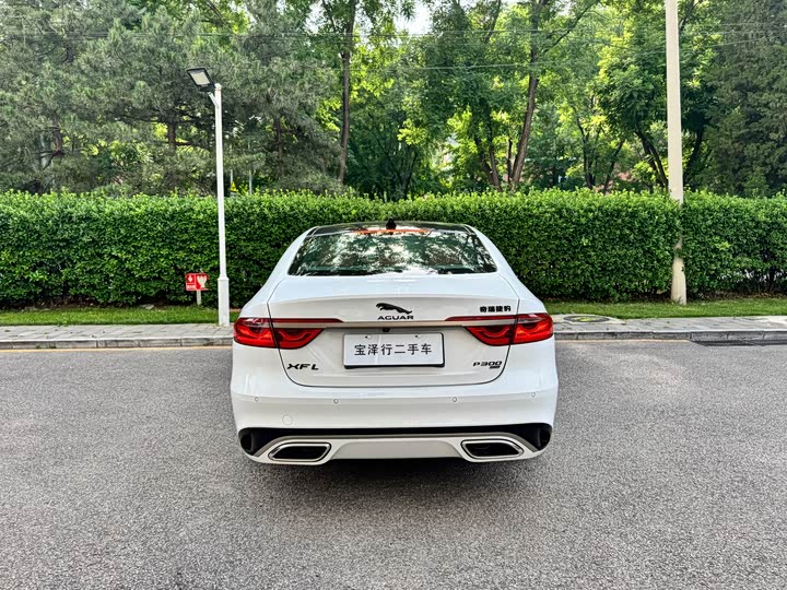 Jaguar XF L 2024 2024款 2.0T P300 四驱旗舰运动鎏金版