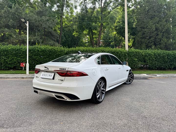 Jaguar XF L 2024 2024款 2.0T P300 四驱旗舰运动鎏金版