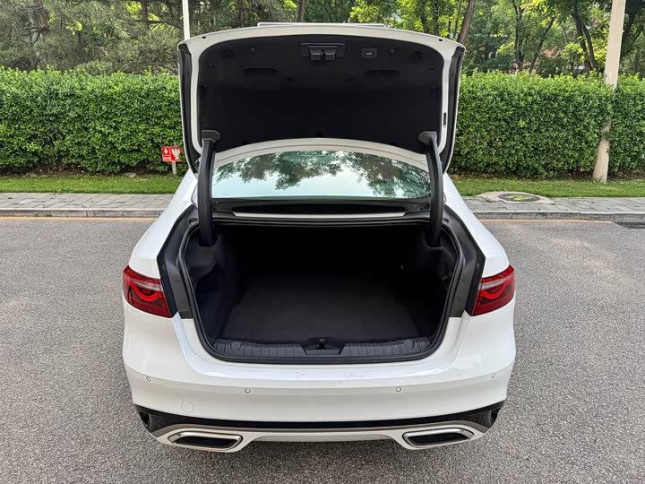 Jaguar XF L 2024 2024款 2.0T P300 四驱旗舰运动鎏金版