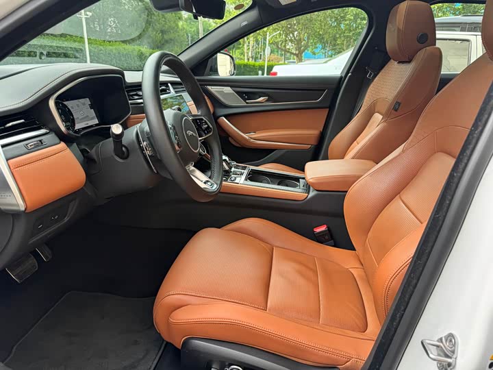 Jaguar XF L 2024 2024款 2.0T P300 四驱旗舰运动鎏金版