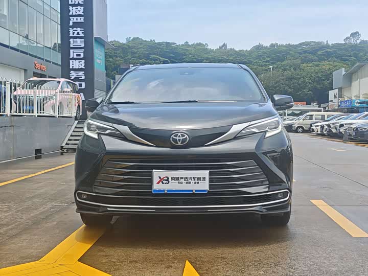 Photo 2 - Toyota Sienna