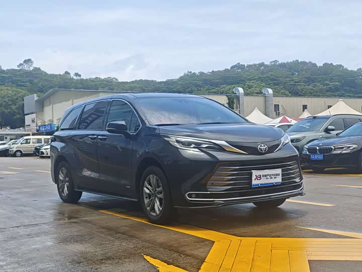 Photo 3 - Toyota Sienna
