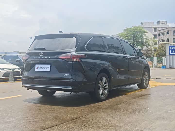 Photo 8 - Toyota Sienna