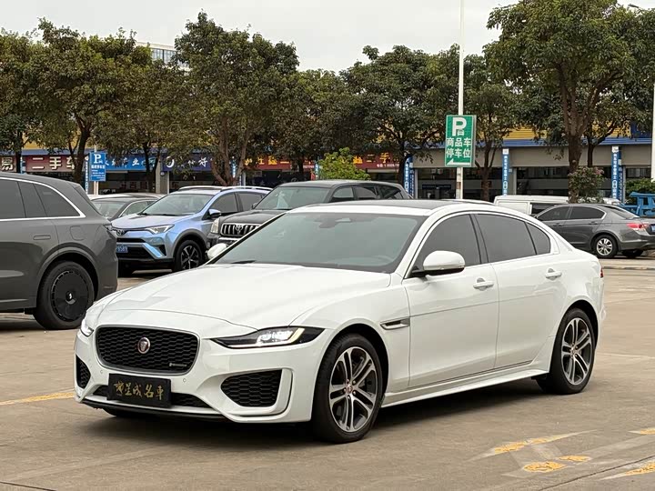 Фото 1 - Jaguar XE L
