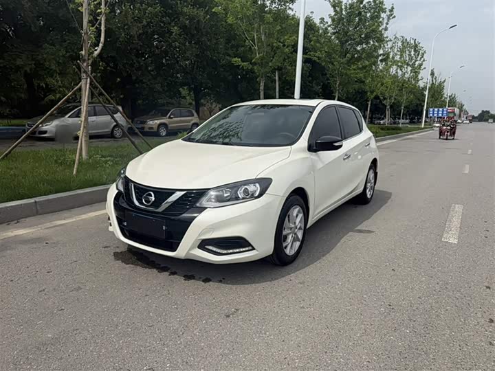 Photo 2 - Nissan Tiida