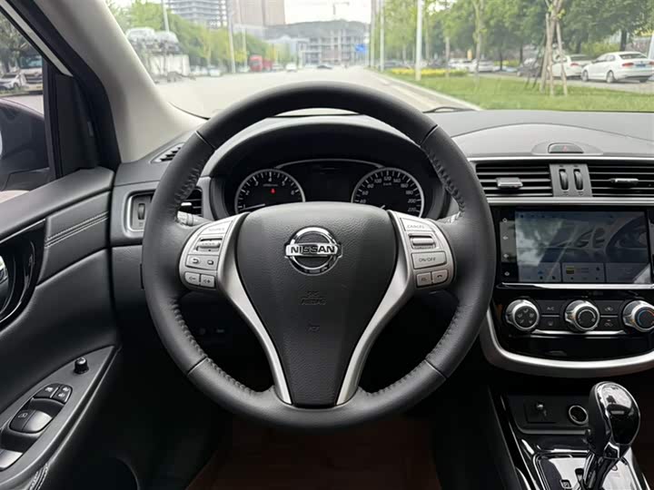 Photo 3 - Nissan Tiida