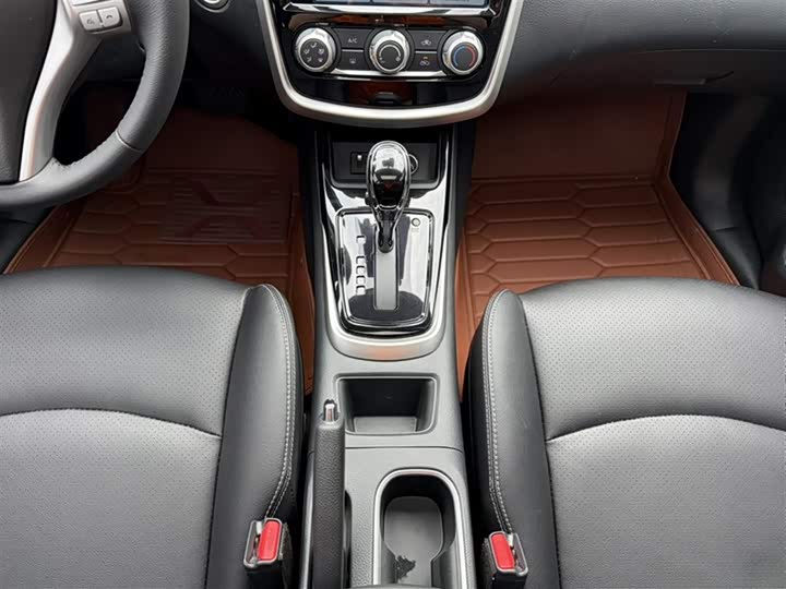 Photo 7 - Nissan Tiida