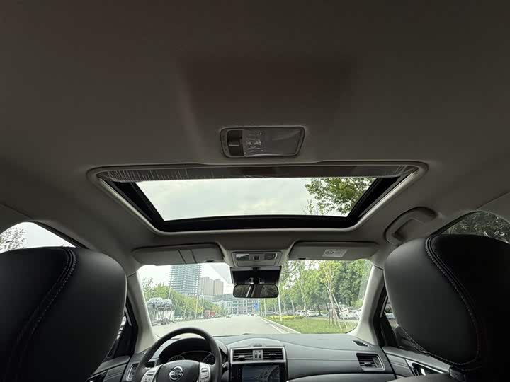 Photo 9 - Nissan Tiida