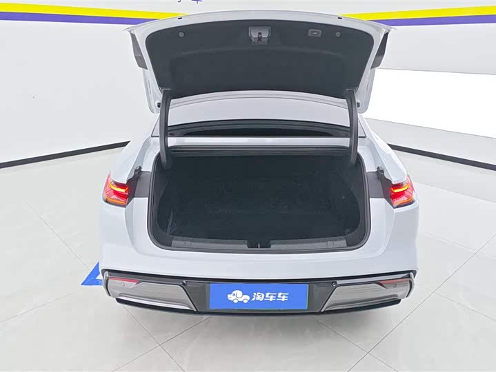 صورة 4 - Geely Galaxy E8