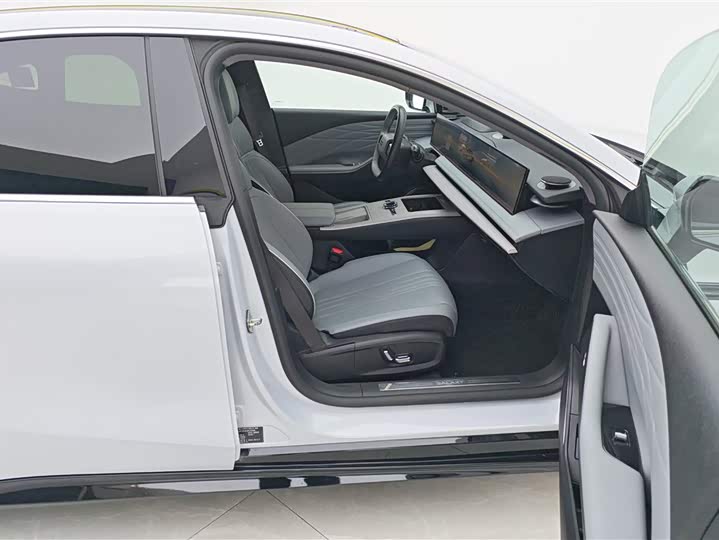صورة 8 - Geely Galaxy E8
