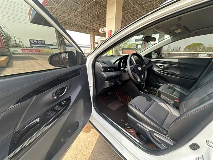 Фото 4 - Toyota Yaris L Hatchback