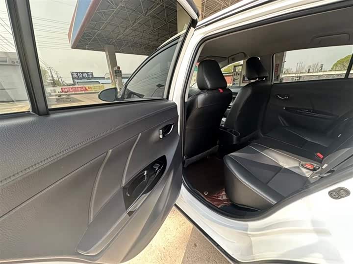 Фото 5 - Toyota Yaris L Hatchback