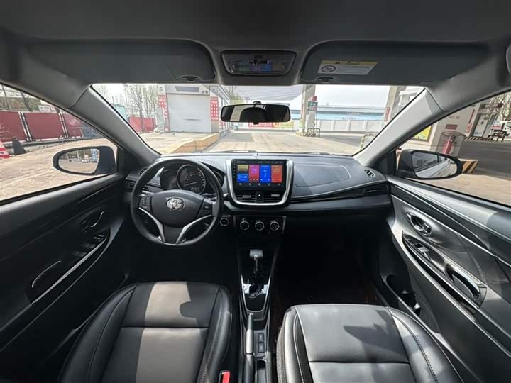 Фото 6 - Toyota Yaris L Hatchback