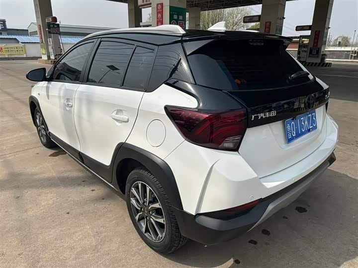 Фото 7 - Toyota Yaris L Hatchback