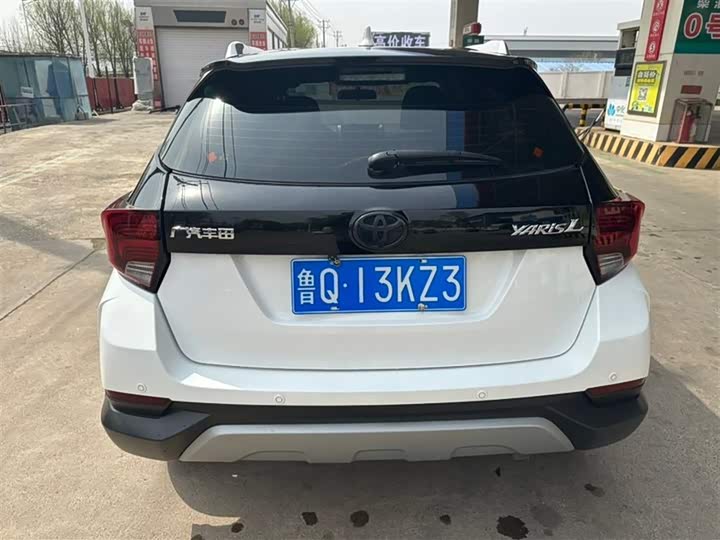 Фото 8 - Toyota Yaris L Hatchback