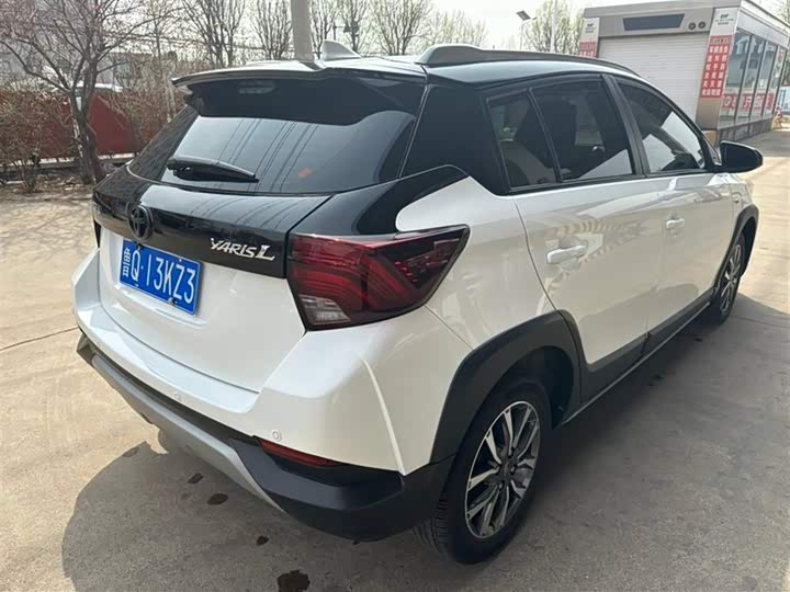Фото 9 - Toyota Yaris L Hatchback