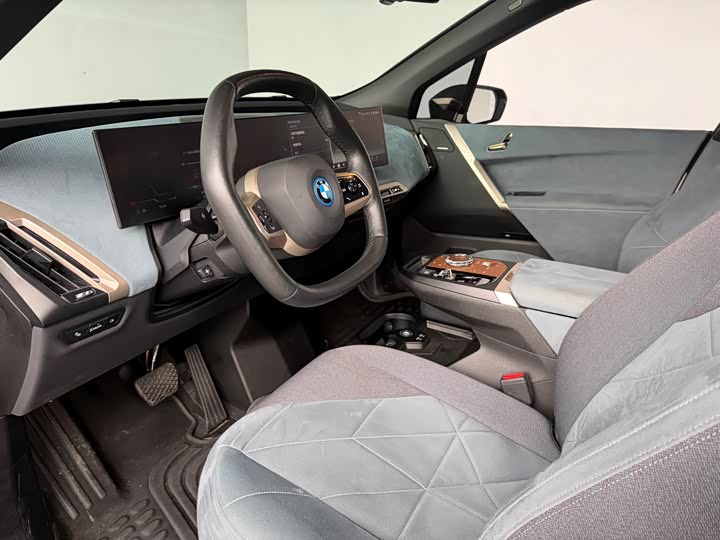 Photo 7 - BMW iX