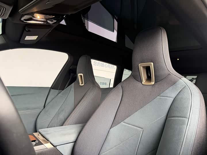Photo 8 - BMW iX