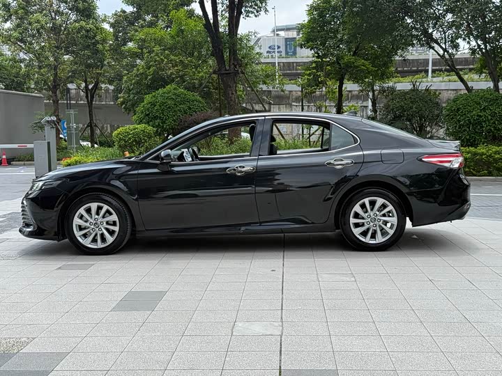Фото 7 - Toyota Camry