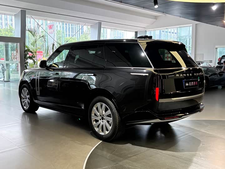 Land Rover Range Rover 2026 2026款 3.0 L6 400PS SE长轴版