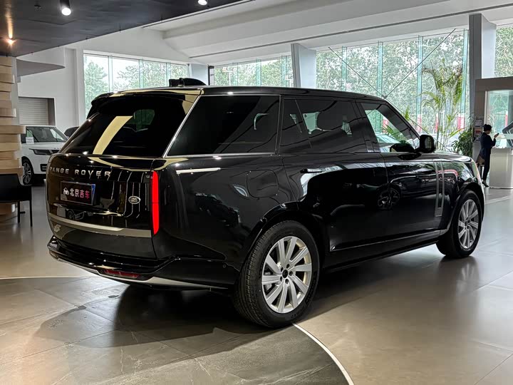 Land Rover Range Rover 2026 2026款 3.0 L6 400PS SE长轴版