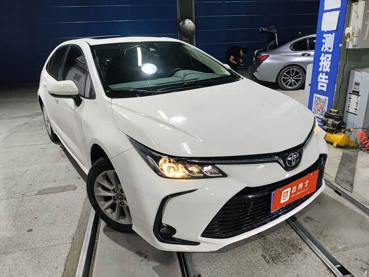Фото 2 - Toyota Corolla