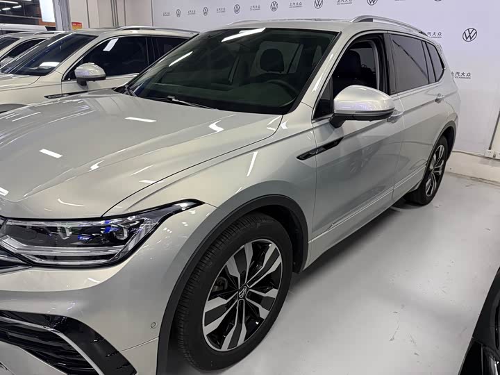 Фото 1 - Volkswagen Tiguan L Pro