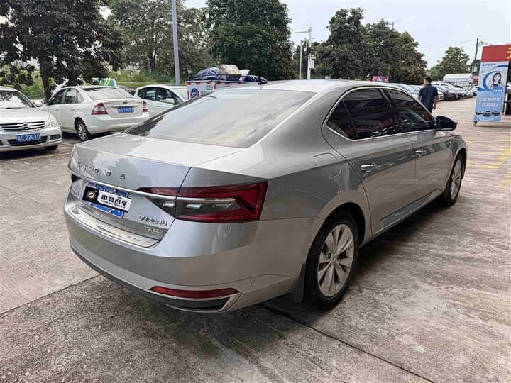 Фото 4 - Skoda Superb