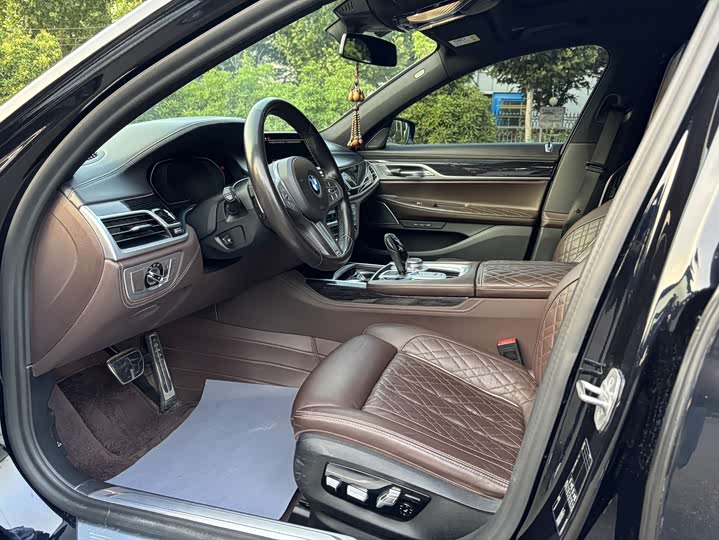Фото 5 - BMW 7 Series