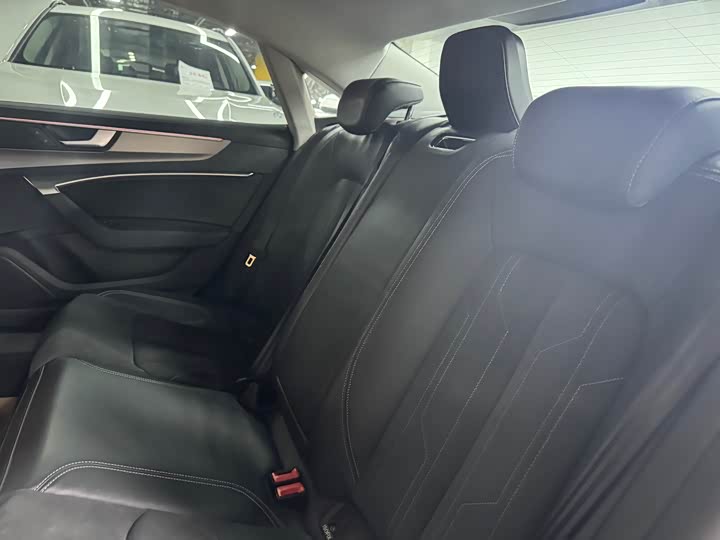 Фото 8 - Audi A7L