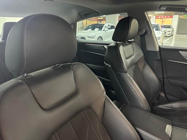 Фото 9 - Audi A7L