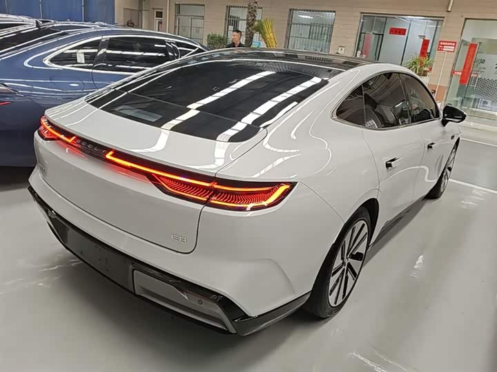 صورة 7 - Geely Galaxy E8
