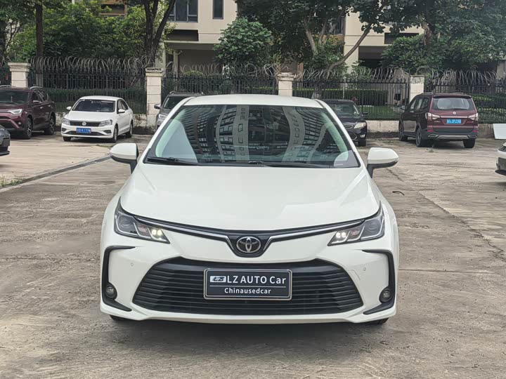 Фото 2 - Toyota Corolla