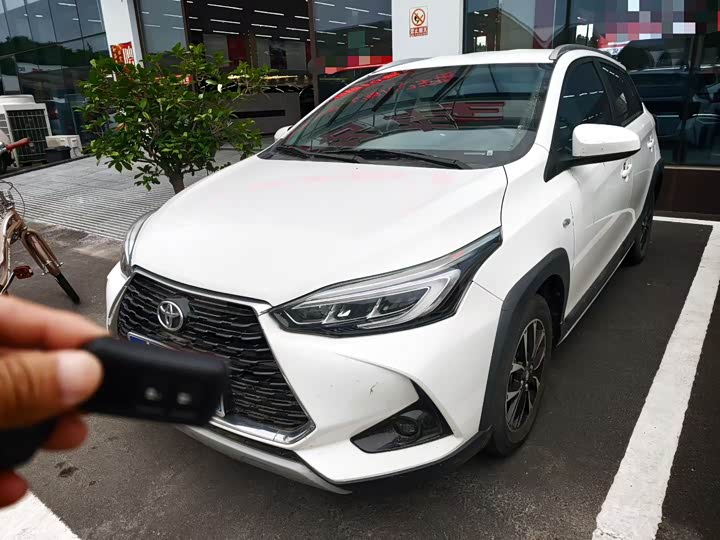 Photo 1 - Toyota Yaris L Hatchback