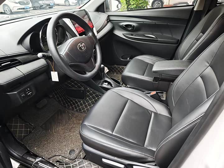 Photo 2 - Toyota Yaris L Hatchback
