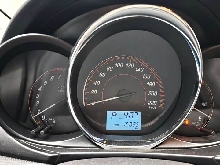 Photo 4 - Toyota Yaris L Hatchback